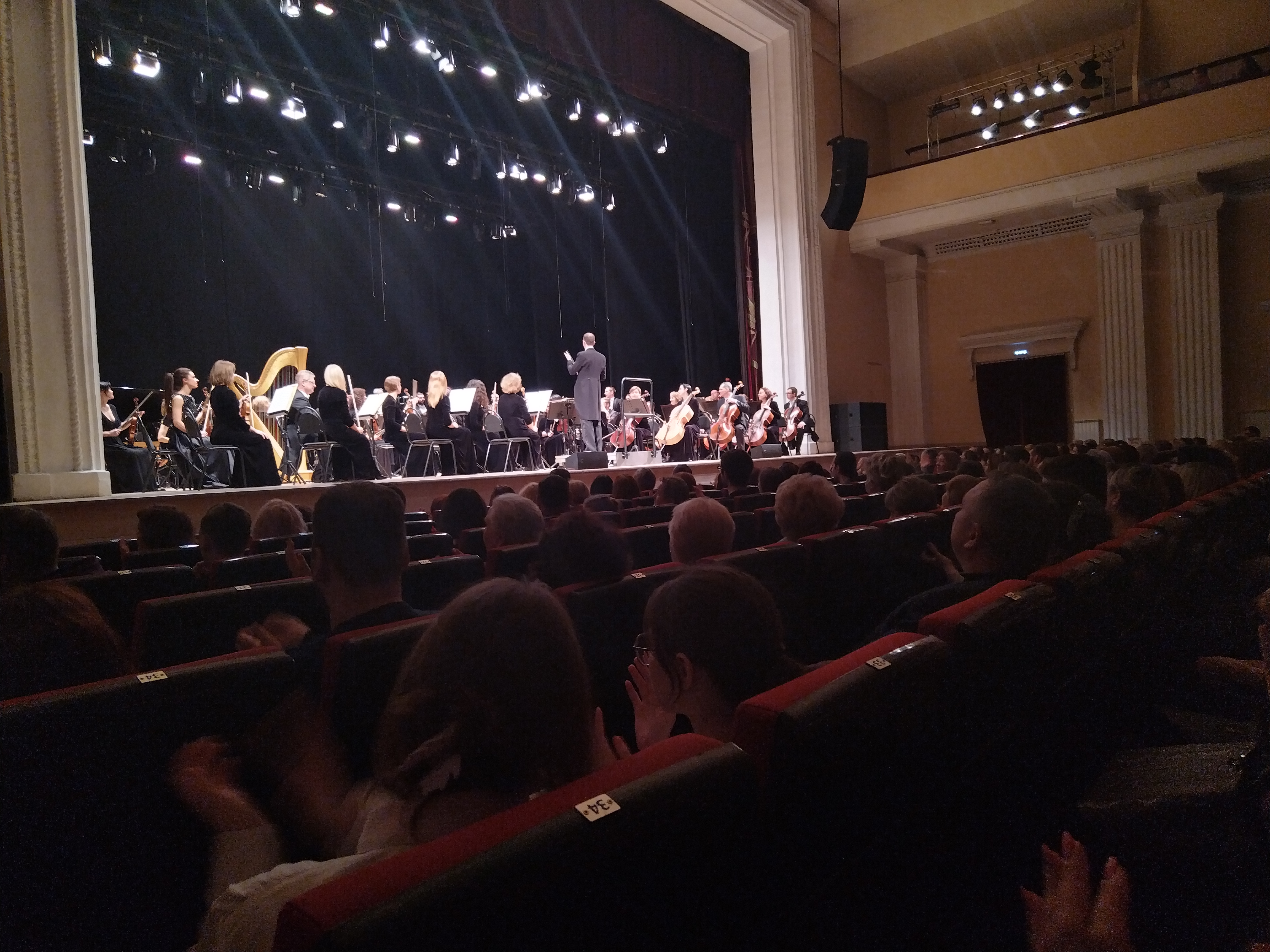 Академический симфонический оркестр Луганской академической филармонии.