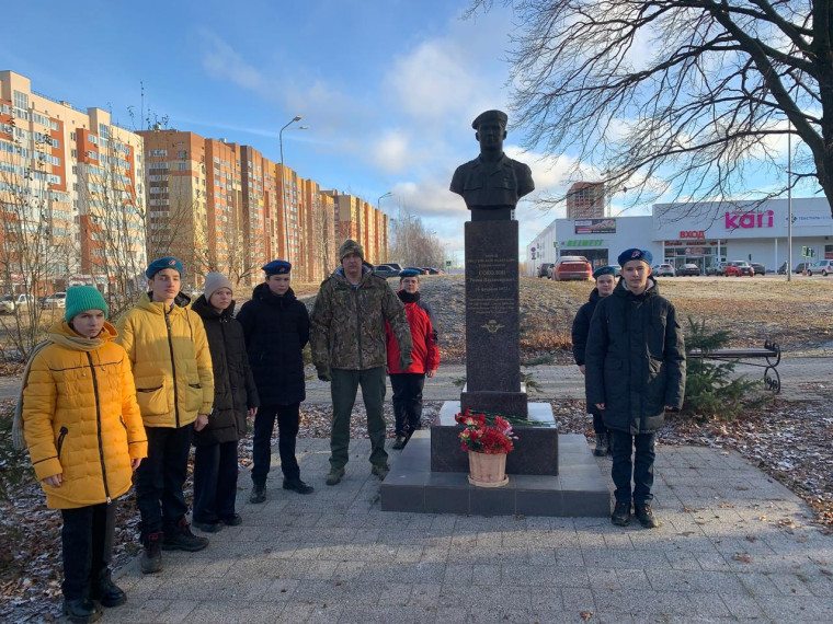 Возложение цветов к памятнику Героя России Роману Соколову.